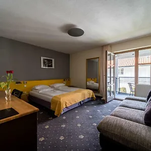 Hotel Sopherl Am - Fruehstueck Auf Der Seeterrasse, Sehr Ruhig Und Wunderschoen Am See, 3 Minuten Nach Oberpfaffenhofen, Viele Radtouren, Restaurants & Cafes In Der Umgebung